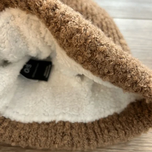 Toque with pompom - Picture 2 of 2